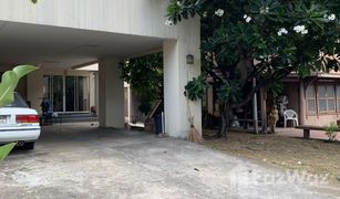 Дом, 5 спальни на продажу в Sam Sen Nok, Бангкок 