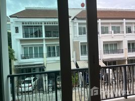3 спален Таунхаус на продажу в Baan Klangkrung Sathorn, Bang Khlo