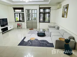 ทาวน์เฮ้าส์ 4 ห้องนอน ให้เช่า ในโครงการ หมู่บ้านชิชา คาสเซิล, คลองเตยเหนือ