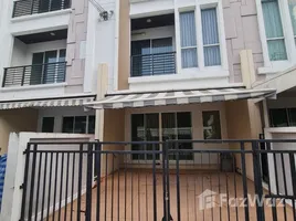 3 Habitación Adosado en venta en Baan Klang Muang Urbanion Srinakarin 46/1, Nong Bon