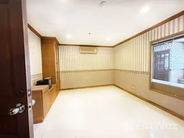 2 Bedroom Condo for sale at P. Thana Tower, Wang Thonglang, Wang Thong Lang, Bangkok