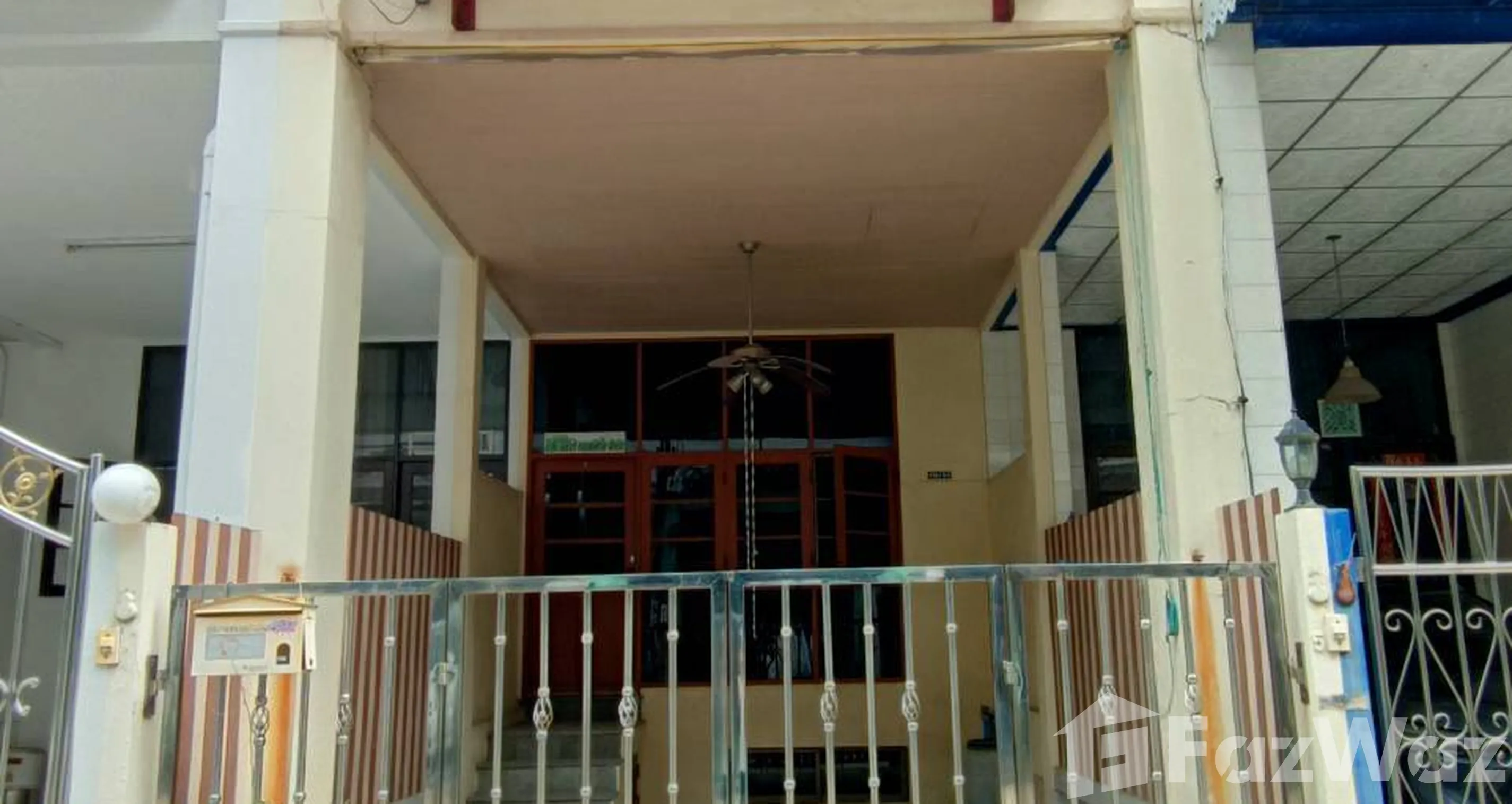 3 Bedroom Townhouse for sale at Baan Patcharaphorn Suksawat 62/2