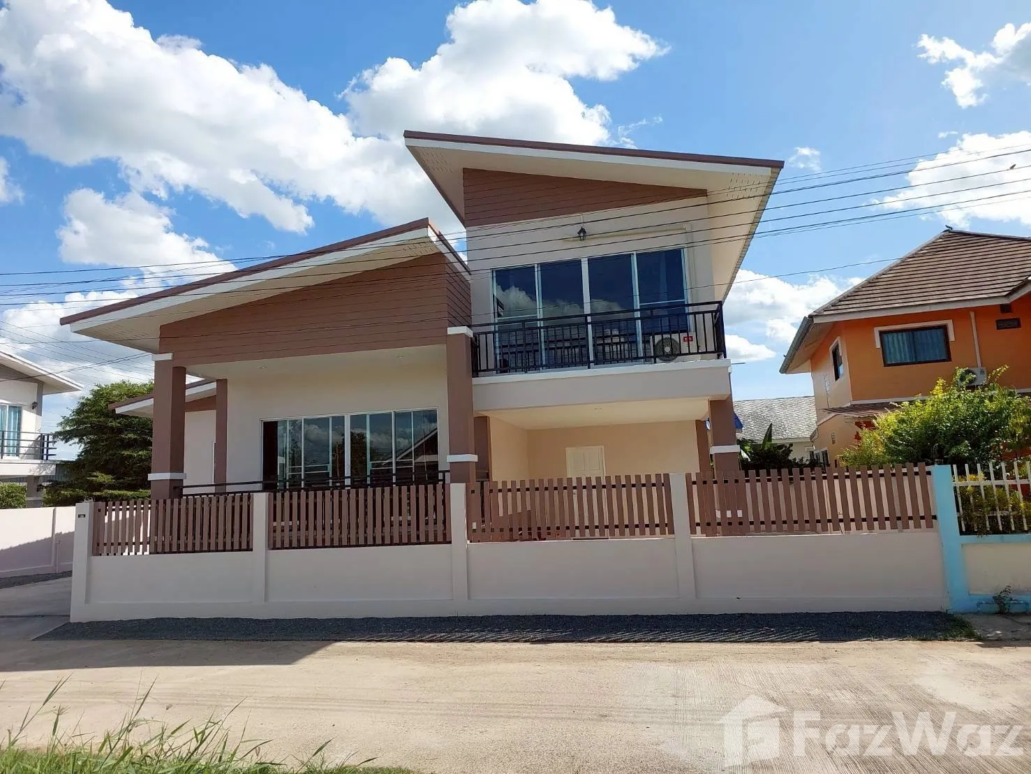 Modern style detached house for sale, includes air conditioners and curtains. Located in Nong Yaeng, Amphoe... — photo 1