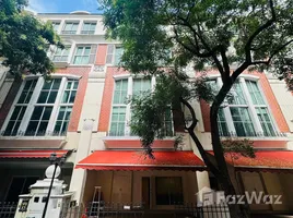 4 спален Таунхаус в аренду в Baan Klang Krung (British Town -Thonglor), Khlong Tan Nuea, Щаттхана, Бангкок, Таиланд