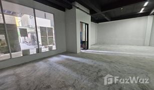 N/A Retail space for sale in Si Lom, Bangkok 