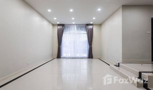 7 Bedrooms Townhouse for sale in Khlong Tan Nuea, Bangkok 