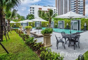 Фото 2 of the Communal Garden Area at Arcadia Center Suites