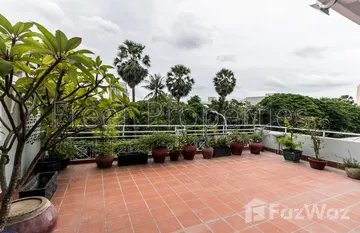 3 BR town house with large terrace for rent Tonle Bassac in Chak Angrae Leu, Пном Пен