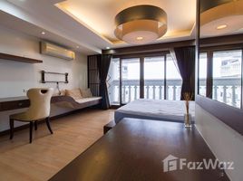 1 спален Кондо в аренду в State Tower Condominium, Si Lom