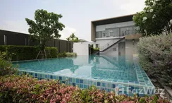 Photo 3 of the Piscine commune at Ploenchit Collina