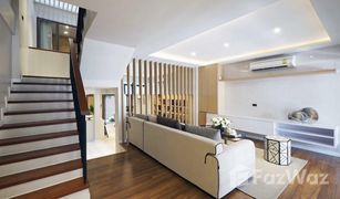 5 Bedrooms Townhouse for sale in Khlong Toei, Bangkok 