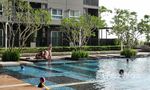 Piscine commune at The Trust Condo at BTS Erawan