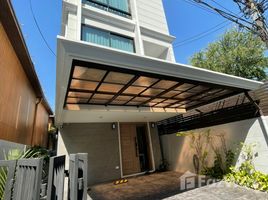 3 Bedrooms House for sale in Phra Khanong Nuea, Bangkok Modern House in Ekkamai
