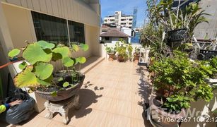 2 Bedrooms Apartment for sale in Si Lom, Bangkok Le Vanvarothai