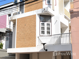 4 Schlafzimmer Shophaus zu vermieten in Khlong Tan Nuea, Bangkok, Khlong Tan Nuea, Watthana