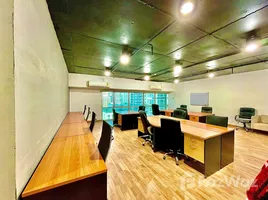 125 m2 Office for rent at Sukhumvit Suite, Khlong Toei Nuea