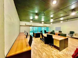 125 SqM Office for rent at Sukhumvit Suite, Khlong Toei Nuea