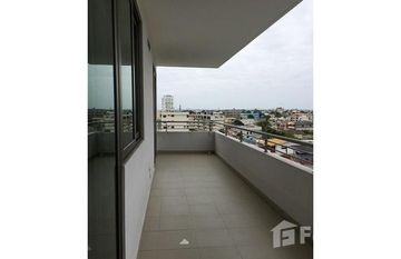 Enjoy this large one bedroom rental on the Salinas malecon in Salinas, サンタエレナ