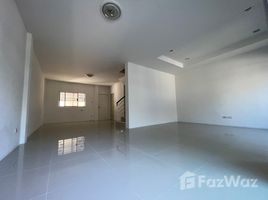 3 спален Таунхаус for sale in Лат Крабанг, Бангкок, Lam Pla Thio, Лат Крабанг