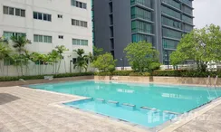 Фото 2 of the Communal Pool at Grand Park View Asoke