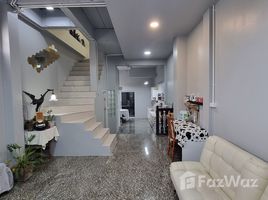 3 Bedroom Townhouse for sale in Huai Khwang, Bangkok, Sam Sen Nok, Huai Khwang