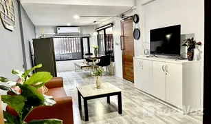 4 Bedrooms Townhouse for sale in Chomphon, Bangkok 