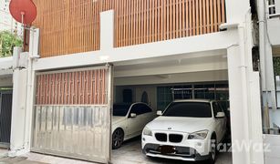 5 Bedrooms Townhouse for sale in Khlong Tan Nuea, Bangkok 