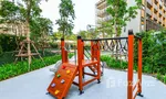 Детская площадка на открытом воздухе at Lumpini Suite Dindaeng-Ratchaprarop