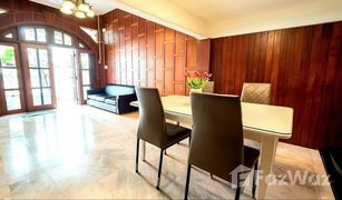 5 Bedrooms Townhouse for sale in Phra Khanong Nuea, Bangkok 