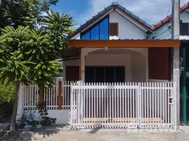 2 Schlafzimmer Reihenhaus zu verkaufen in Mueang Lamphun, Lamphun, Ban Klang, Mueang Lamphun, Lamphun, Thailand