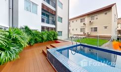 Фото 3 of the Communal Pool at Residence 52