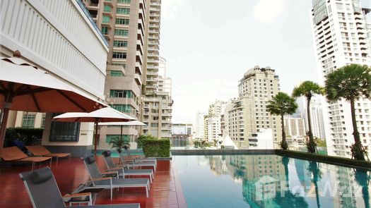 Фото 1 of the Communal Pool at Q Langsuan