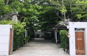 Baan Apiram Compound in Khlong Tan Nuea, 방콕