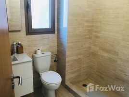 Квартира, 2 спальни в аренду в Na Menara Gueliz, Marrakech Tensift Al Haouz appartement neuf, moderne à louer meublé, de 3 pièces, avec belle terrasse vue sur le lac, situé au golf prestigia