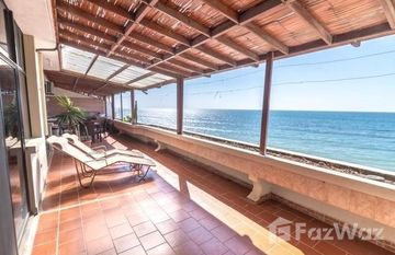 Large beachfront condo with open terrace! in Manta, 마나비