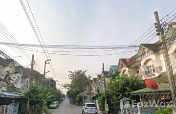 Ruenruedee Village in Min Buri, 曼谷