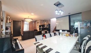 4 Bedrooms House for sale in Dokmai, Bangkok Manthana Onnut-Wongwaen 4