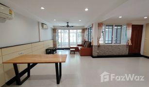3 Bedrooms Townhouse for sale in Khlong Toei Nuea, Bangkok 