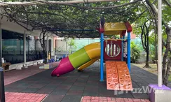 Фото 2 of the Детская площадка на открытом воздухе at D.S. Tower 1 Sukhumvit 33