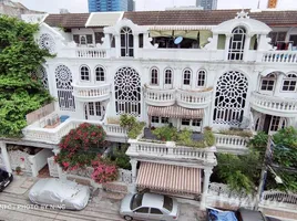 5 chambre Maison de ville à louer à , Khlong Tan Nuea